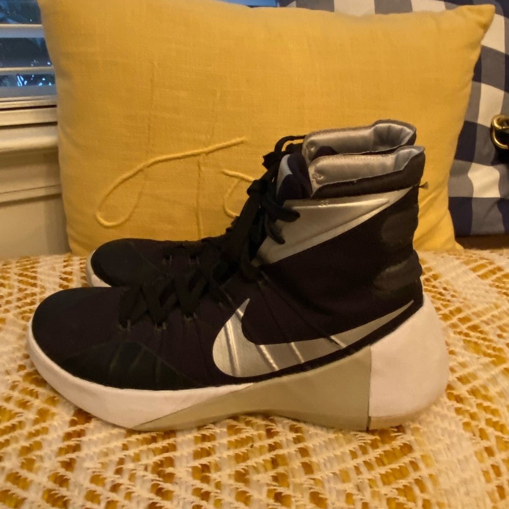 Nike Hyperdunk Shoed - image 2